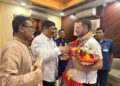আগরতলা এমবিবি বিমানবন্দরে রাহুল গান্ধীকে স্বাগত জানাচ্ছে কংগ্রেস বিধায়ক সুদীপ রায় বর্মন