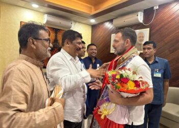 আগরতলা এমবিবি বিমানবন্দরে রাহুল গান্ধীকে স্বাগত জানাচ্ছে কংগ্রেস বিধায়ক সুদীপ রায় বর্মন
