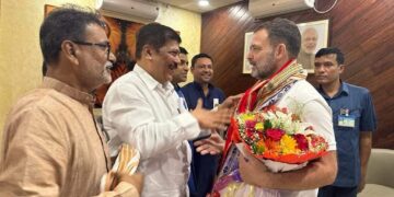 আগরতলা এমবিবি বিমানবন্দরে রাহুল গান্ধীকে স্বাগত জানাচ্ছে কংগ্রেস বিধায়ক সুদীপ রায় বর্মন