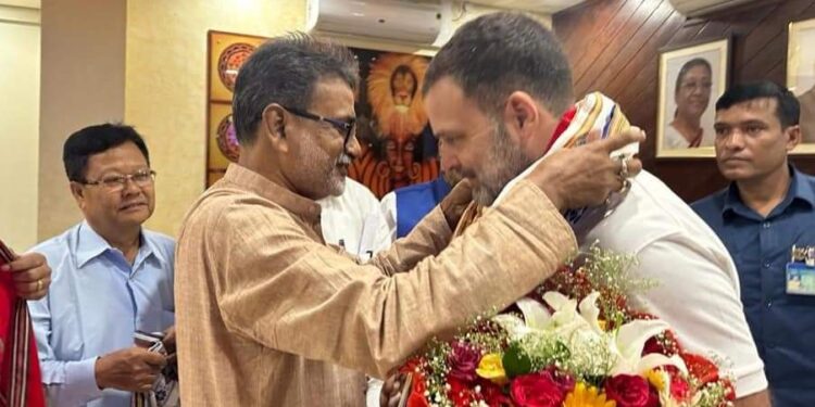 আগরতলা এমবিবি বিমানবন্দরে রাহুল গান্ধীকে স্বাগত জানাচ্ছে কংগ্রেস বিধায়ক সুদীপ রায় বর্মন