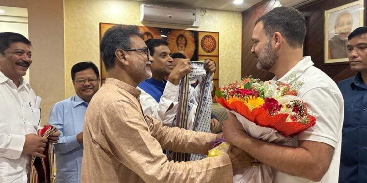 আগরতলা এমবিবি বিমানবন্দরে রাহুল গান্ধীকে স্বাগত জানাচ্ছে কংগ্রেস বিধায়ক সুদীপ রায় বর্মন