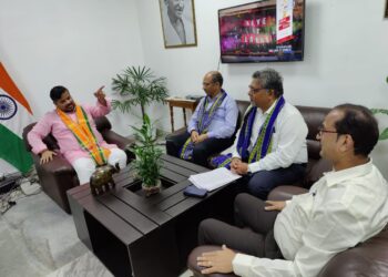 উত্তর পূর্ব সীমান্ত রেলওয়ের জিএম সকাশে পরিবহন মন্ত্রী