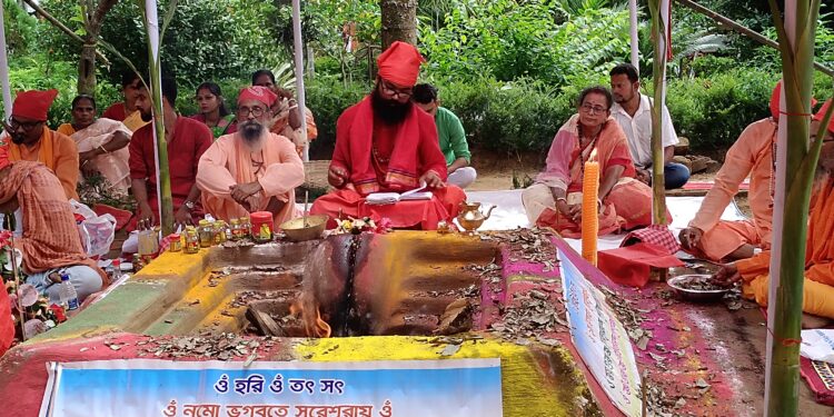 অষ্টমীতে শান্তিযজ্ঞ অনুষ্ঠিত হয়েছে তপোবন আশ্রমে