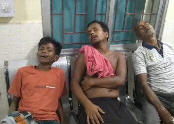 ফুটবল ম্যাচ শেষে বাড়ি ফেরার পথে বোলেরো গাড়ি উল্টে গুরুতর আহত ৮