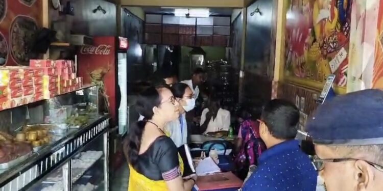 বিশালগড়ে খাবারের দোকানে অভিযান স্বাস্থ্য দপ্তরের আধিকারিকদের