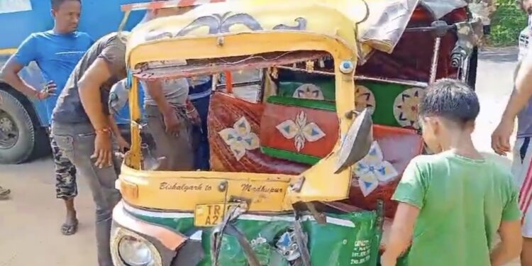 অটো ও বাসের সংঘর্ষে গুরুতর আহত ৩