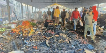 রহস্যজনক আগুনে পুড়ে ছাঁই বটতলা বাজারের সবজি মার্কেট