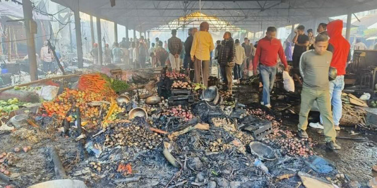 রহস্যজনক আগুনে পুড়ে ছাঁই বটতলা বাজারের সবজি মার্কেট
