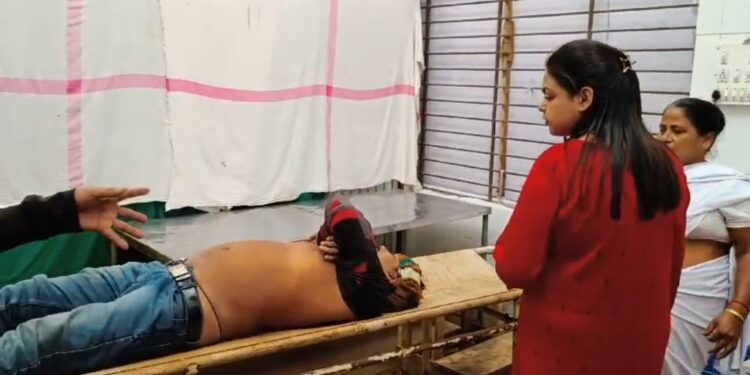 গাড়ির ধাক্কায় গুরুতর আহত এক যুবক