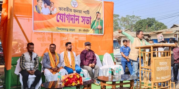 বিধায়কের হাত ধরে ২৬ পরিবারের ১০৫ জন ভোটার বিজেপিতে