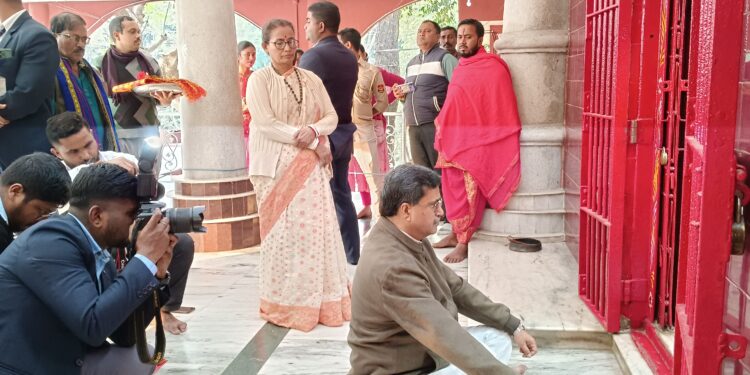 কসবেশ্বেরী মায়ের মন্দির প্রাঙ্গণে স্বচ্ছতা কর্মসূচীতে অংশ গ্রহণ করেন মুখ্যমন্ত্রী