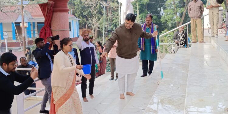 কসবেশ্বেরী মায়ের মন্দির প্রাঙ্গণে স্বচ্ছতা কর্মসূচীতে অংশ গ্রহণ করেন মুখ্যমন্ত্রী
