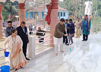 কসবেশ্বেরী মায়ের মন্দির প্রাঙ্গণে স্বচ্ছতা কর্মসূচীতে অংশ গ্রহণ করেন মুখ্যমন্ত্রী