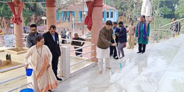 কসবেশ্বেরী মায়ের মন্দির প্রাঙ্গণে স্বচ্ছতা কর্মসূচীতে অংশ গ্রহণ করেন মুখ্যমন্ত্রী