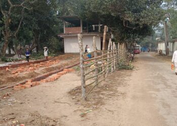 ১০০ বছর পুরনো গ্রামবাসীর চলাচলের রাস্তা বন্ধ করে দিচ্ছে জায়গার মালিক