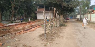 ১০০ বছর পুরনো গ্রামবাসীর চলাচলের রাস্তা বন্ধ করে দিচ্ছে জায়গার মালিক