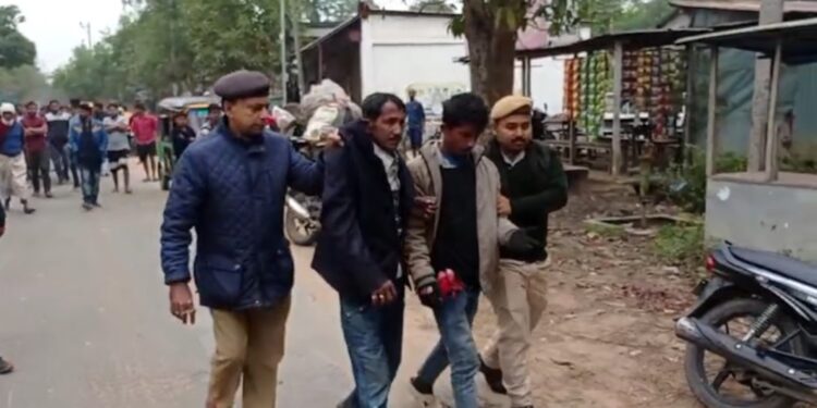 ছাগল চুরি করতে গিয়ে এলাকাবাসীর হাতে আটক বাবা ও ছেলে