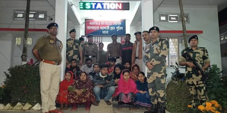 দুই ভারতীয় পাচারকারী সহ ১০ বাংলাদেশী আটক!