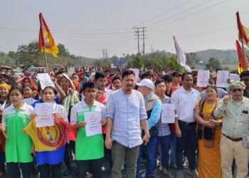 রোমান স্ক্রিপ্টের দাবিতে দেওয়ান বাজার এলাকায় টিএসএফের জাতীয় সড়ক অবরোধ