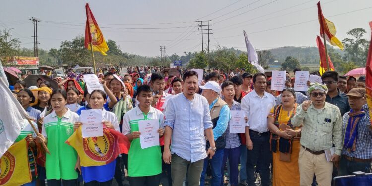 রোমান স্ক্রিপ্টের দাবিতে দেওয়ান বাজার এলাকায় টিএসএফের জাতীয় সড়ক অবরোধ