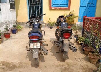 বাংলাদেশে পাচারের সময় মধুপুর থানার পুলিশের হাতে আটক চুরি যাওয়া দুটি মোটর সাইকেল