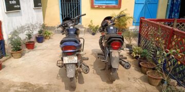 বাংলাদেশে পাচারের সময় মধুপুর থানার পুলিশের হাতে আটক চুরি যাওয়া দুটি মোটর সাইকেল