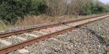 মালবাহী রেলে কাটা পড়ে এক ব্যক্তির মৃত্যুর ঘটনাকে কেন্দ্র করে যাত্রী সাধারণের দুর্ভোগ চরমে