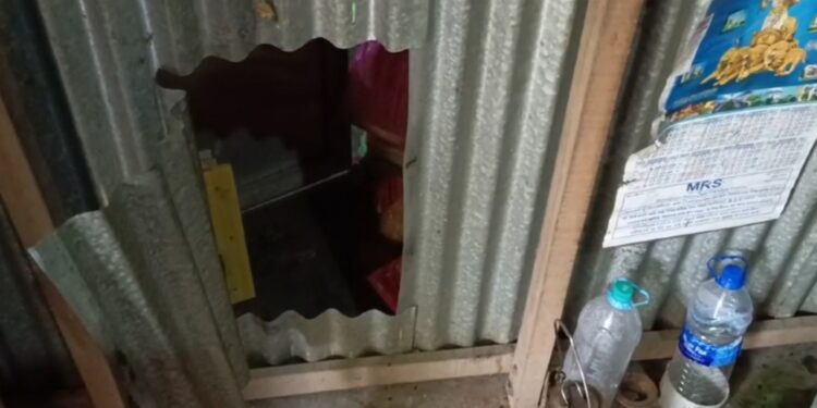 থানার নাকের ডগায় গৃহস্থের বাড়িতে হাত সাফ করে দিল চোরের দল