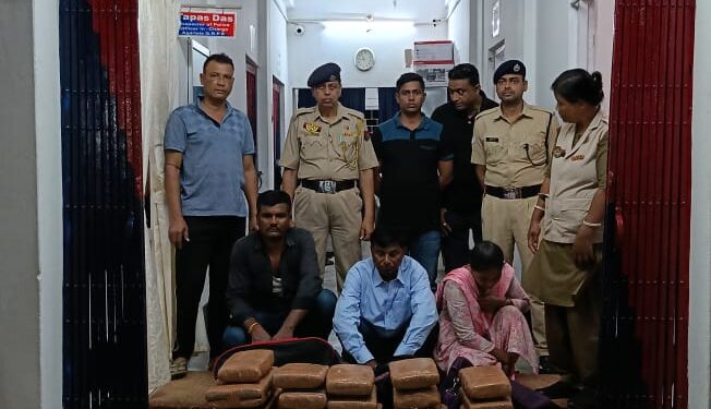 ৪৬ কেজি শুঁকনো গাঁজা সহ পুলিশের হাতে আটক এক মহিলা সহ তিন