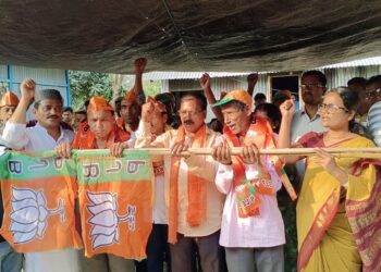 ১০ বছরের প্রাক্তন প্রধান বজলু মিয়া কর্মী সমর্থকদের নিয়ে বিজেপিতে সামিল