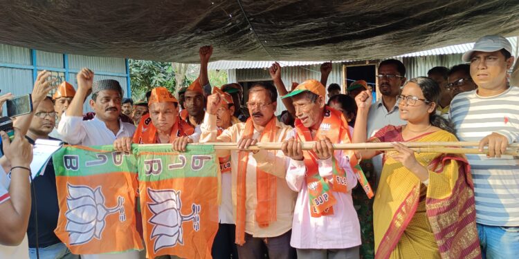 ১০ বছরের প্রাক্তন প্রধান বজলু মিয়া কর্মী সমর্থকদের নিয়ে বিজেপিতে সামিল