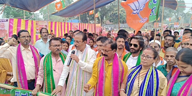 ১৪২ পরিবারের ৫৫০ জন ভোটার বিরোধী দল ত্যাগ করে বিজেপিতে সামিল