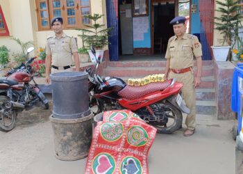 জুয়ার আসরে হানা দিল বিশালগড় থানার পুলিশ