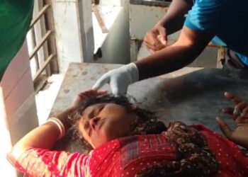 ছেলের মোটরসাইকেল থেকে ছিটকে পড়ে গুরুতর আহত মা