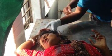 ছেলের মোটরসাইকেল থেকে ছিটকে পড়ে গুরুতর আহত মা