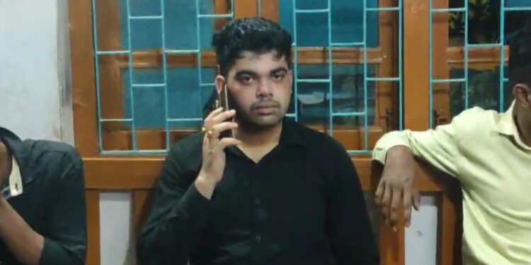 মদ খেয়ে পুলিশের সাথে মাতলামি করতে গিয়ে পুলিশের হাতে আটক তিন