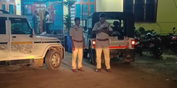 পাচারের উদ্দেশ্যে নিয়ে যাওয়া দুই গাড়ি চিনি সহ আটক চার