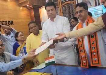 পশ্চিম ত্রিপুরা লোকসভা আসনে প্রার্থীদের মনোনয়নপত্র জমা