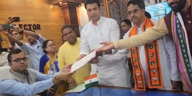 পশ্চিম ত্রিপুরা লোকসভা আসনে প্রার্থীদের মনোনয়নপত্র জমা