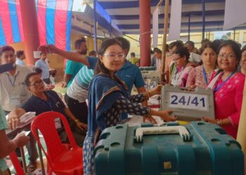 ইভিএম সহ ভোট কেন্দ্রের উদ্দেশ্যে রওনা হলেন ভোট কর্মীরা