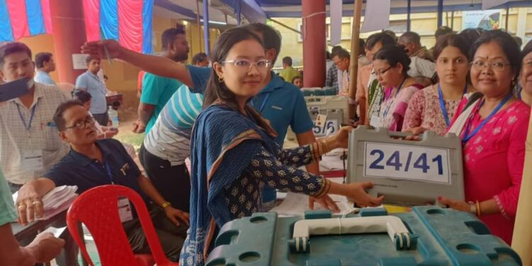 ইভিএম সহ ভোট কেন্দ্রের উদ্দেশ্যে রওনা হলেন ভোট কর্মীরা