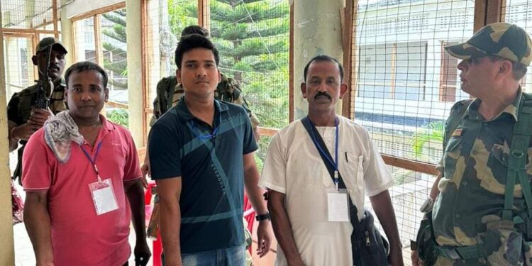 ইভিএম সহ ভোট কেন্দ্রের উদ্দেশ্যে রওনা হলেন ভোট কর্মীরা