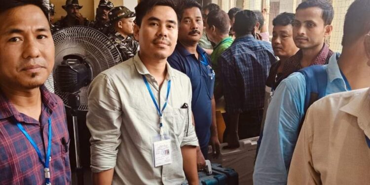 ইভিএম সহ ভোট কেন্দ্রের উদ্দেশ্যে রওনা হলেন ভোট কর্মীরা