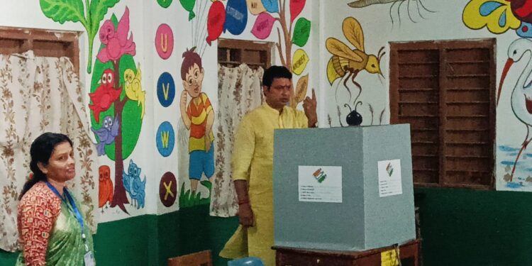 ভোট দানের পর পশ্চিম এিপুরা লোকসভা আসনে বিজেপি প্রার্থী বিপ্লব দেব