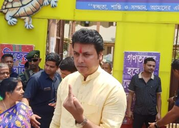 ভোট দানের পর পশ্চিম এিপুরা লোকসভা আসনে বিজেপি প্রার্থী বিপ্লব দেব