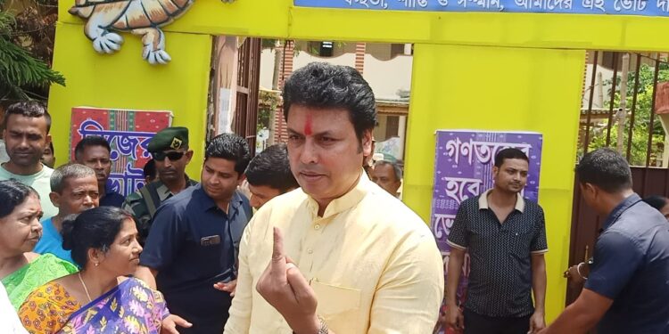 ভোট দানের পর পশ্চিম এিপুরা লোকসভা আসনে বিজেপি প্রার্থী বিপ্লব দেব