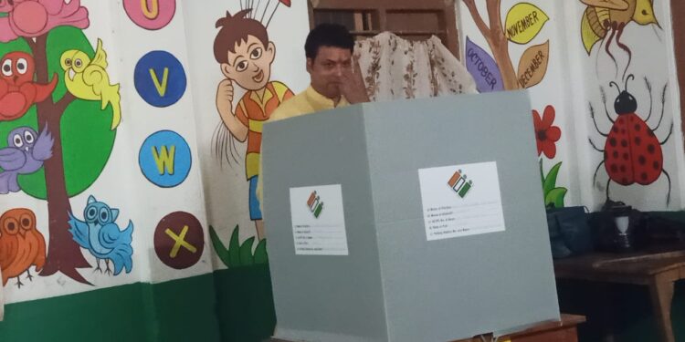 ভোট দানের পর পশ্চিম এিপুরা লোকসভা আসনে বিজেপি প্রার্থী বিপ্লব দেব