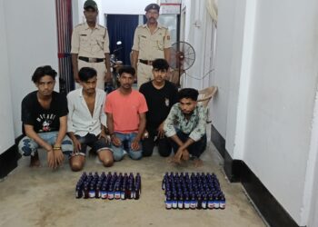 ১৬০ বোতল অবৈধ এসকফ সহ পুলিশের হাতে আটক ৫