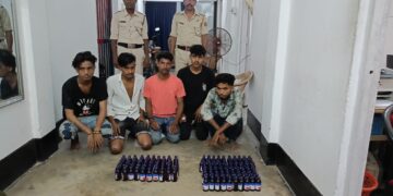 ১৬০ বোতল অবৈধ এসকফ সহ পুলিশের হাতে আটক ৫