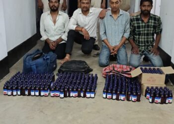 ৩৪৫ বোতল অবৈধ এস্কফ সহ পুলিশের হাতে আটক চার